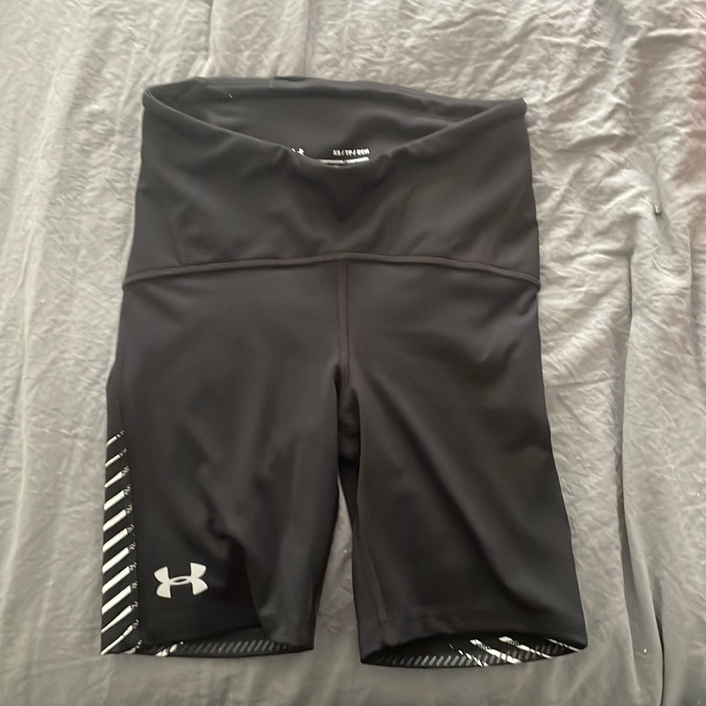 Under Armour Womens compression shorts-never worn but tags were removed. Size XS